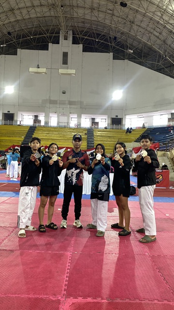 Mengikuti 2 Event Kabupaten Poso menorehkan 4 emas dan 1 perak Serta pemain Favorit di Event pertama STUDENT TAEKWONDO INDONESIA CHAMPIONSHIP 12-15 Desember 2024 Gor Ciracas. Taekwondo Indonesia Dojang ONE TEAM